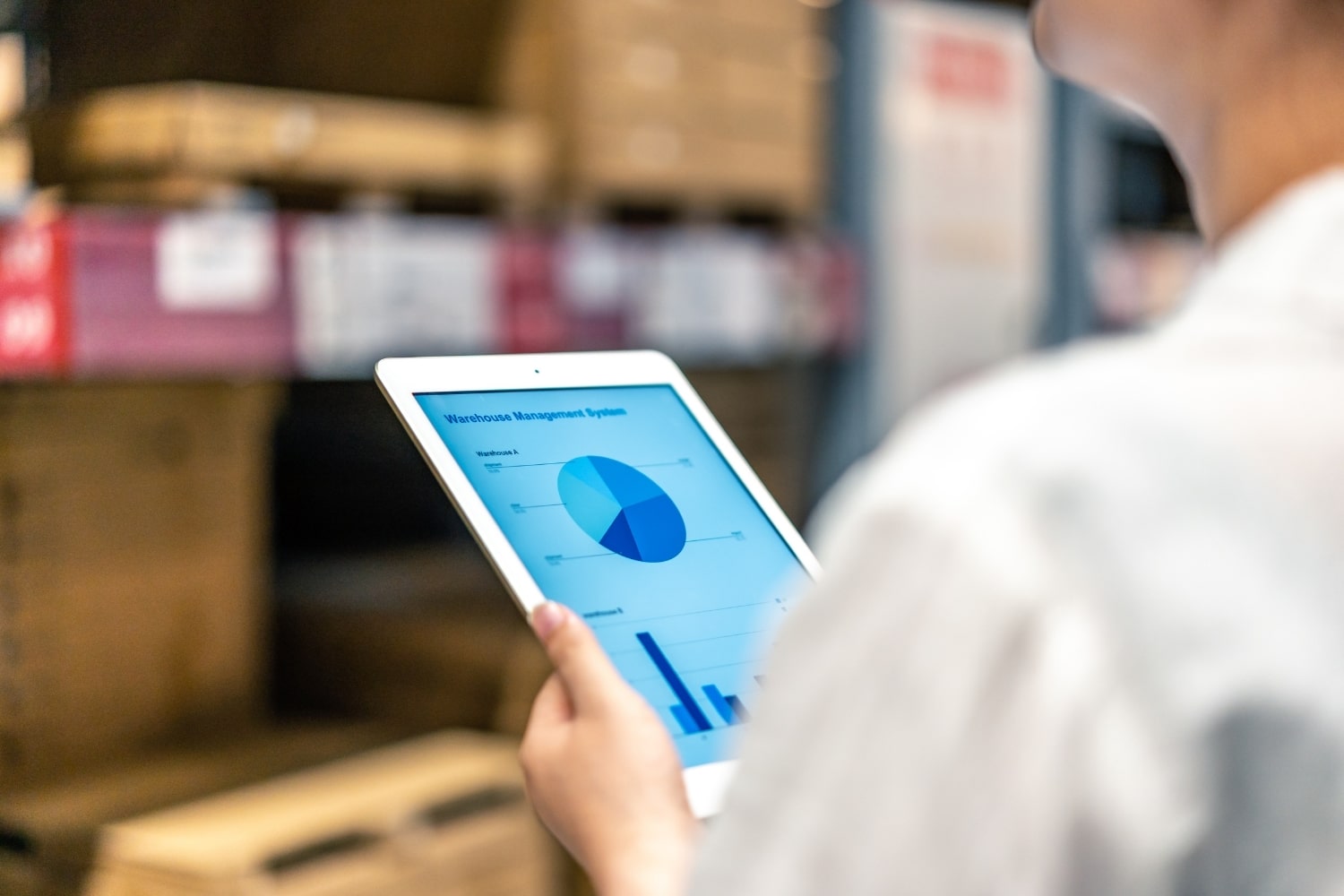 حلول المستودعات الذكية: إدارة فعّالة وسريعة للمخزون باستخدام روبوت نقل الصناديق