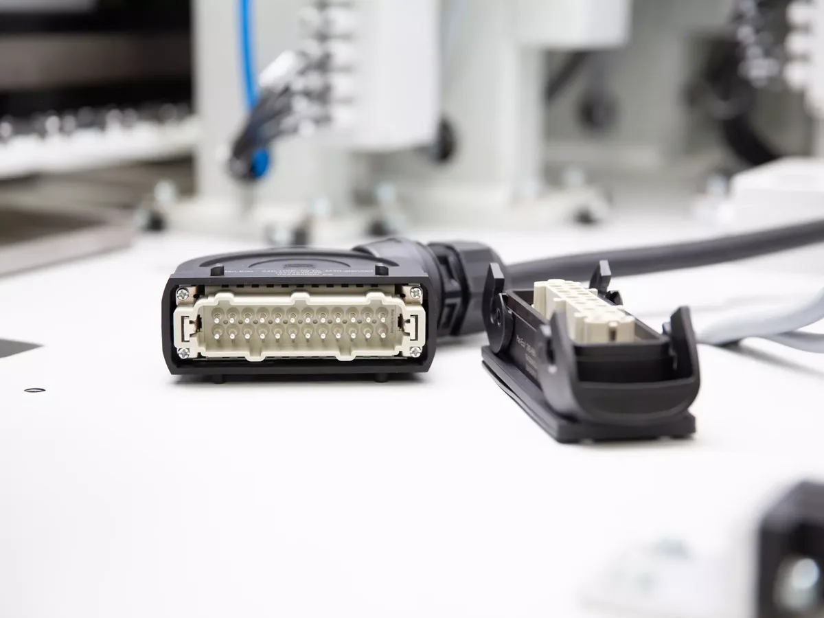 زوج موصلات HARTING Han-Eco مستطيلة بهيكل أسود من البلاستيك عالي الأداء