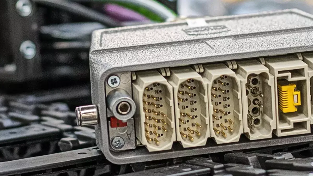 موصل صناعي HARTING Han-Modular يضم وحدات للقدرة والإشارات والبيانات