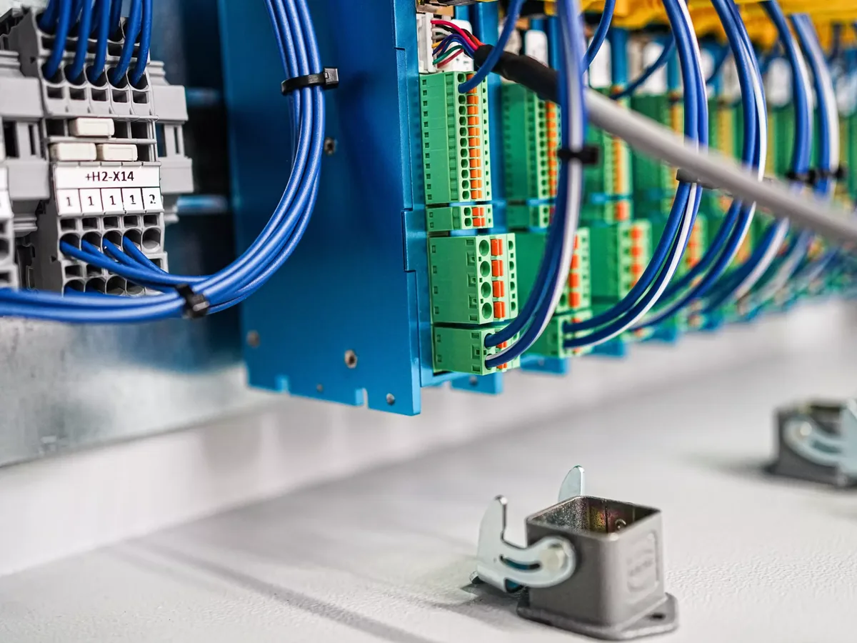 كتل أطراف PCB خضراء من HARTING har-flexicon داخل جهاز تحكم