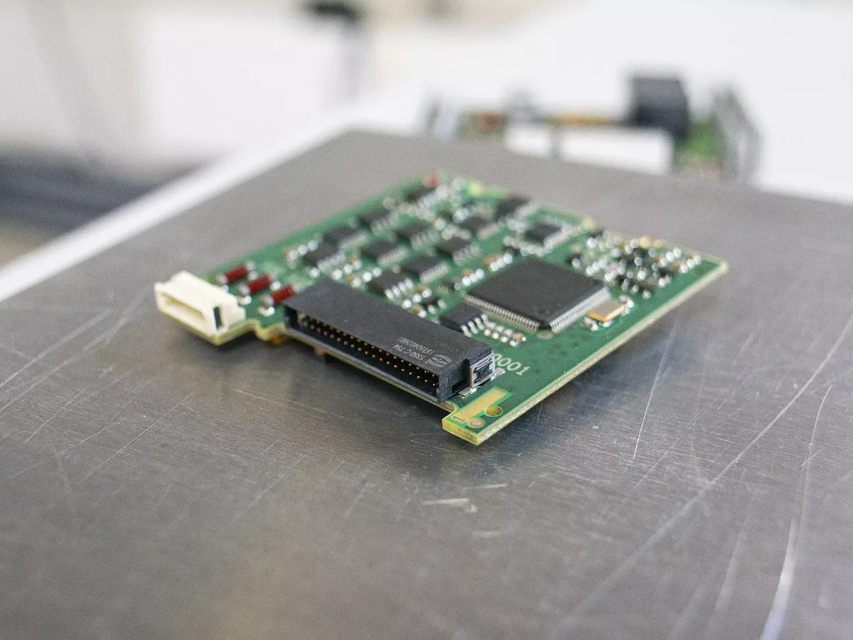 موصل HARTING har-flex من لوحة إلى لوحة على لوحة دوائر مطبوعة
