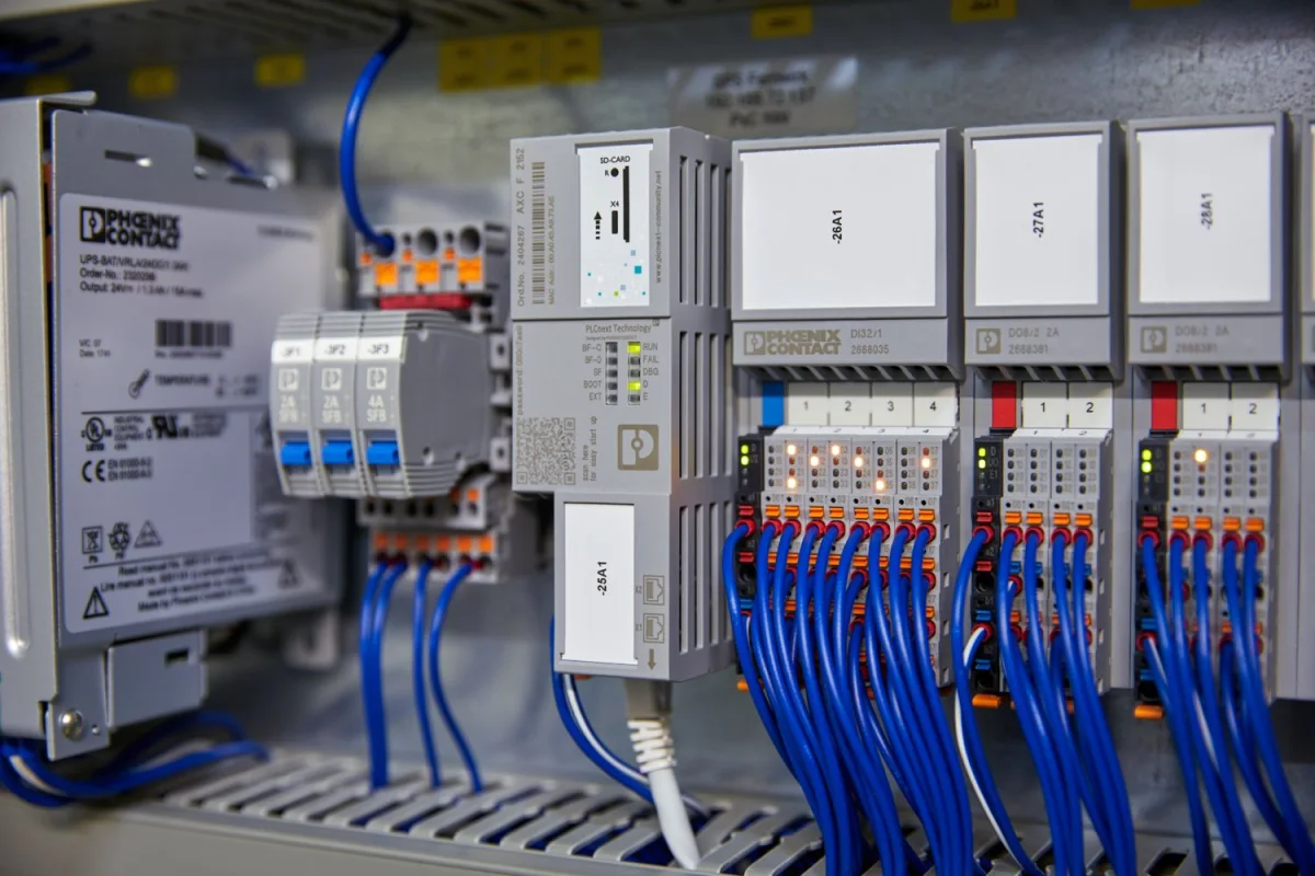 محطة Phoenix Contact Axioline F I/O داخل لوحة التحكم