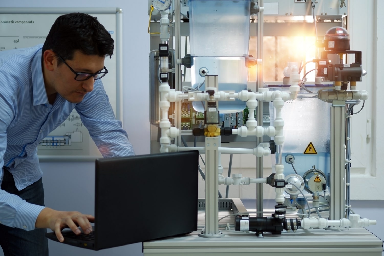 أتمتة الآلات باستخدام برمجة PLC: المبادئ الأساسية والتقنيات