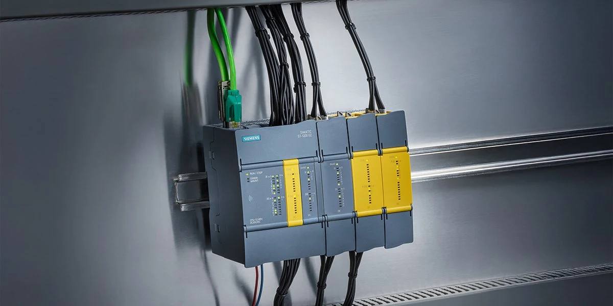 الصورة الرسمية لتطبيق عائلة المتحكّمات Siemens SIMATIC S7-1200 G2 المدمجة والآمنة عند الإخفاق داخل لوحة التحكّم