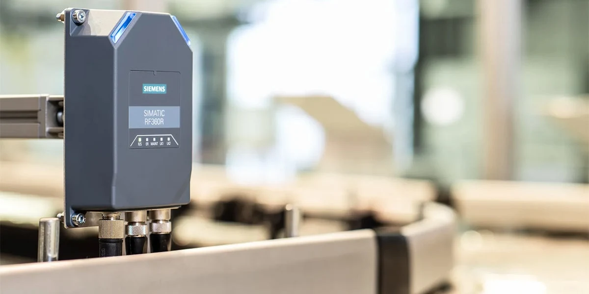 صورة تطبيقية رسمية لقارئ Siemens SIMATIC RF360R HF RFID مركّب على خط إنتاج